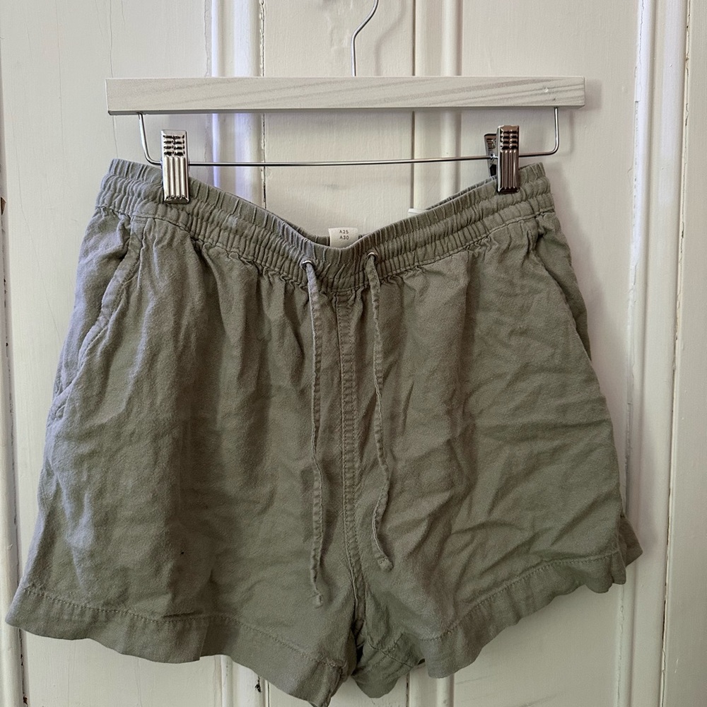 Size 6 women’s shorts H&M